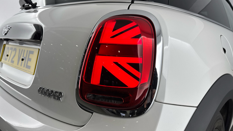 MINI Hatchback 1.5 Cooper Classic 3dr Auto [Comfort/Nav Pack] Petrol Hatchback